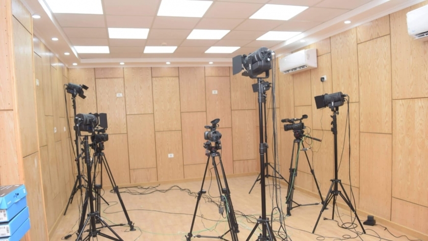 ٢ مليون جنيه تكلفة تجهيز أول استديو إذاعي لقسم الإعلام بجامعة سوهاج