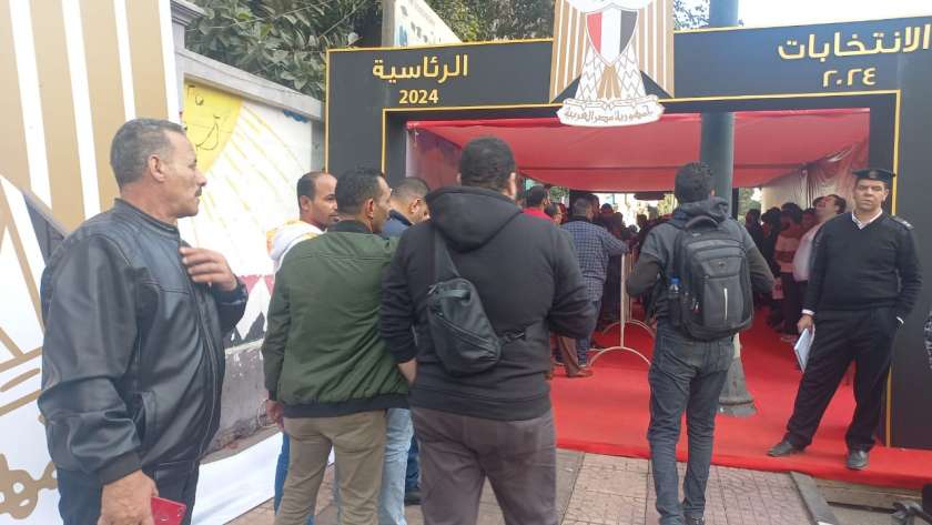 توافد المواطنين على لجان قصر النيل