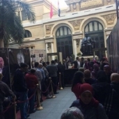 زحام وطوابير أمام أوبرا الإسكندرية لحجز التذاكر