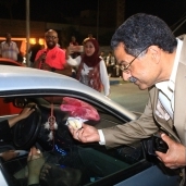 مدير أمن الإسماعيلية يوزع كعك العيد على المارة بشوارع الإسماعيلية.