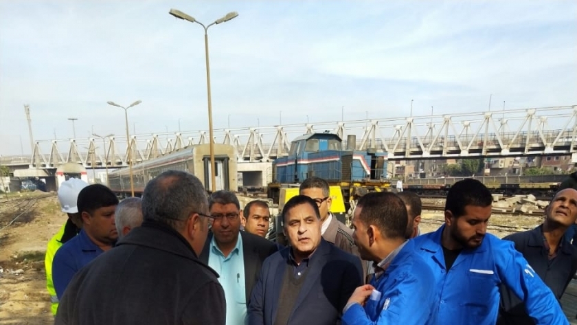 المهندس أشرف رسلان رئيس هيئة السكة الحديد يتابع تطوير القطارات داخل أحدى ورش الصيانة