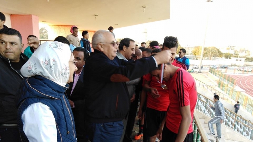 محافظ الوادي الجديد يشهد ختام دوري مراكز شباب ويمنح الفائزين مكافأة مالية