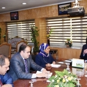 محافظ أسوان يلتقى بوفد من وزارة التضامن ضمن مشروع التسويق المجتمعي