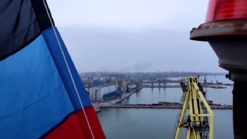 علم جمهورية دونيتسك فوق ميناء ماريوبول
