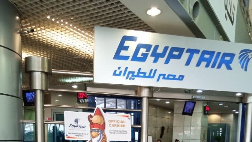 بمطار القاهرة منتخب فرنسا لكرة اليد علي رحلتها الخاصة القادمة من باريس
