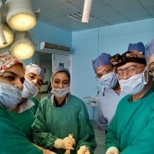 الفريق الطبي في أثناء إجراء العملية