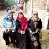 نساء منشأة البكارى يجلسن فى حيرة قبل التصويت للمرشحين