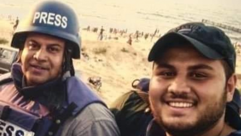 الصحفي الفلسطيني وائل الدحدوح برفقه ابنه