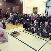 «شاكر» وعدد من المدعوين يفترشون الأرض فى احتفال السفارة اليابانية