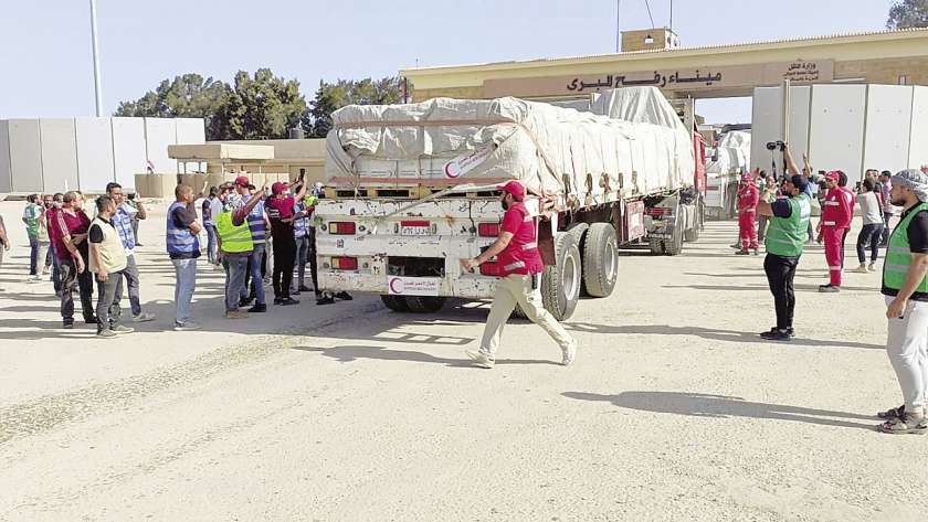دخول إحدى شاحنات المساعدات المصرية لأهالى قطاع غزة عبر معبر رفح
