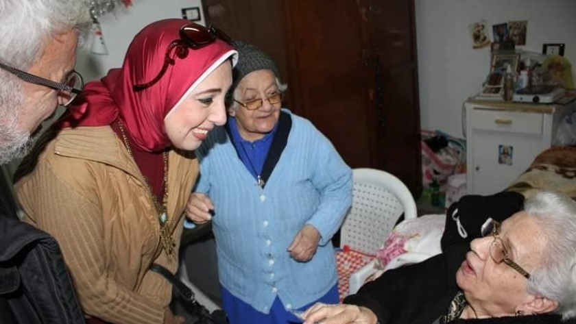 مدير وسط فى الإسكندرية تزور منسات اعمارهن فوق الـ100 عام لتهئنتهم بعيد