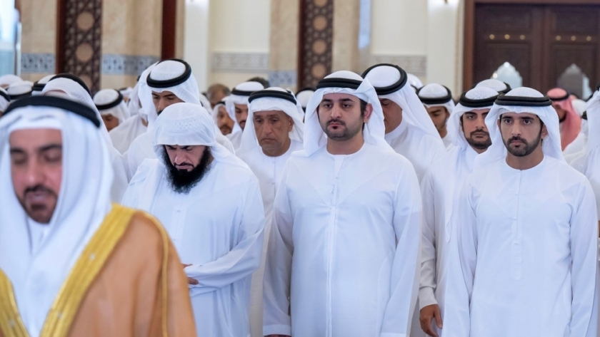 ولي عهد دبي يؤدي صلاة عيد الفطر المبارك