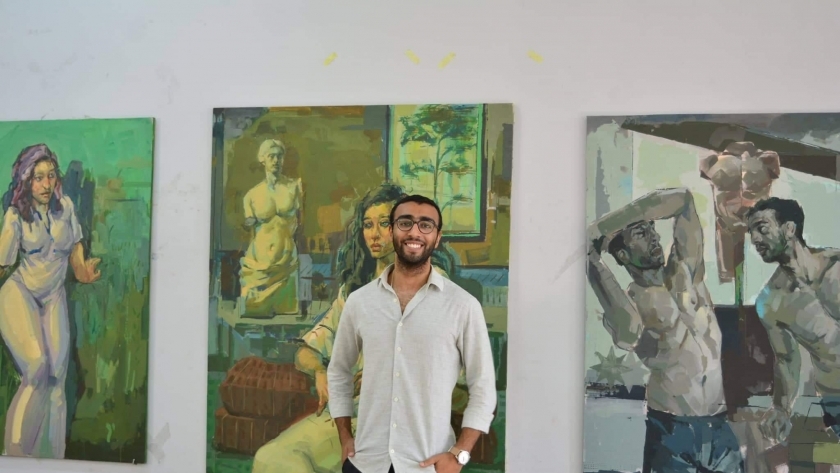 محمد إيهاب وسط لوحاته