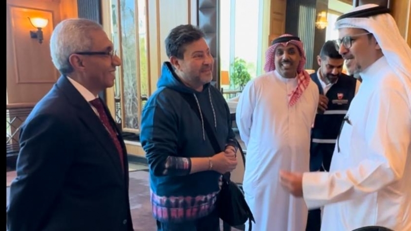 السفير المصري ياسر شعبان واعضاء من هيئة البحرين للسياحة والمعارض في وداع الفنان هاني شاكر