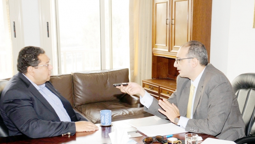 الكاتب الصحفى محمد مصطفى أبوشامة خلال حواره مع « د. زياد بهاء الدين»