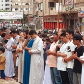 توافد عشرات المواطنين علي مساجد غرب الإسكندرية لأداء صلاة عيد الفطر
