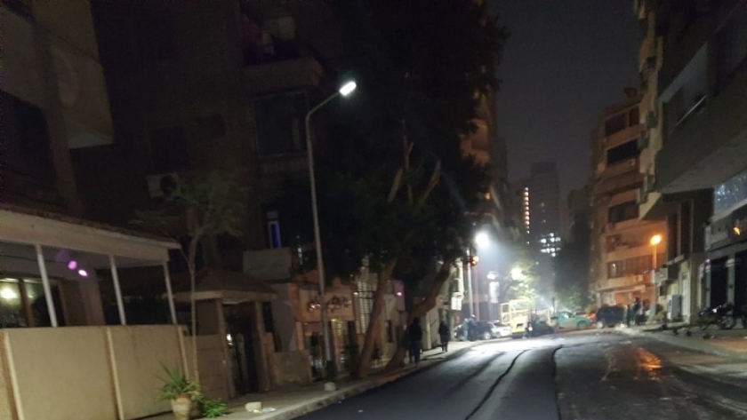 اجهزة محافظة الجيزة تتابع اعمال رصف الشوارع