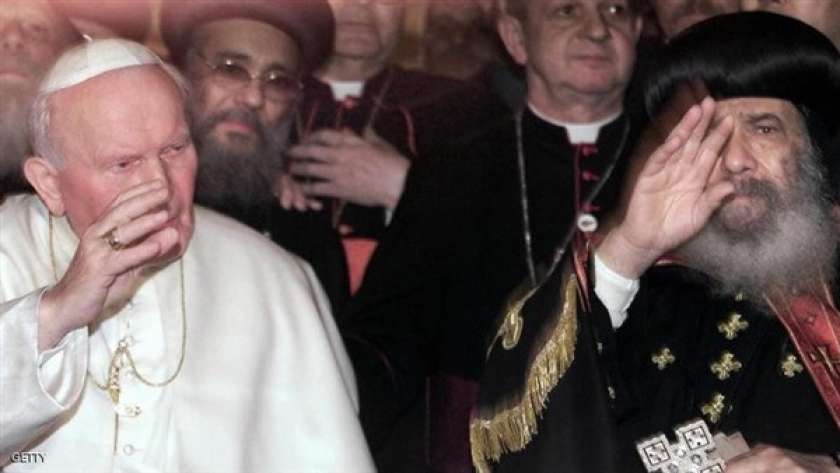 البابا يوحنا بولس الثاني مع البابا شنودة خلال زيارته لمصر - أرشيفية