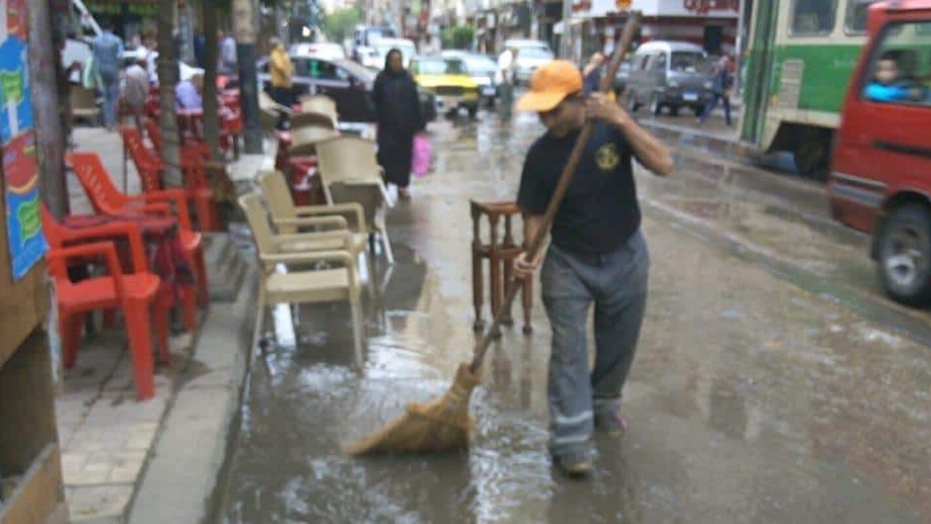 كنس مياه الامطار من شوارع الإسكندرية