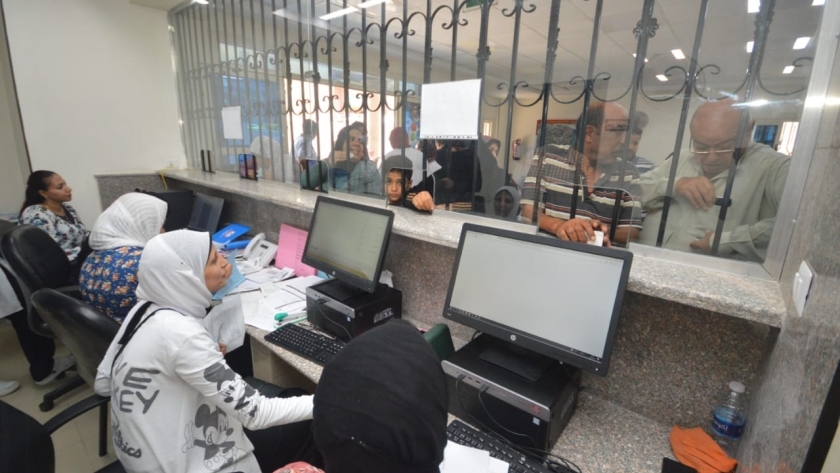 مواطنون خلال تسجيل بياناتهم فى قانون التأمين الصحى الجديد