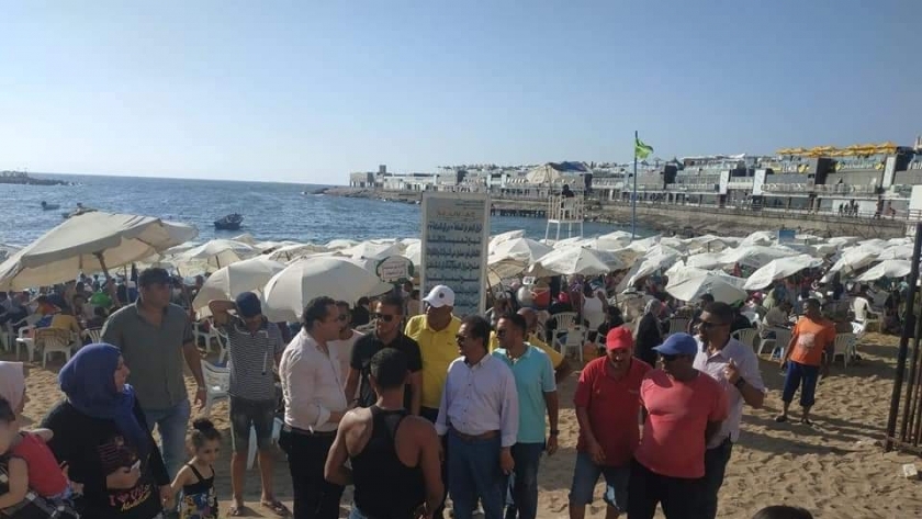 حملة لردع المخالفين على شواطئ الإسكندرية