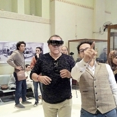 زوار المتحف المصرى يقومون بتجربة نظارة الواقع الافتراضى