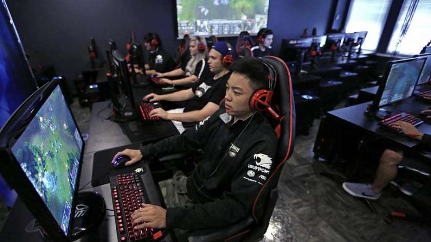 صينيون يمارسون الألعاب الإلكترونية