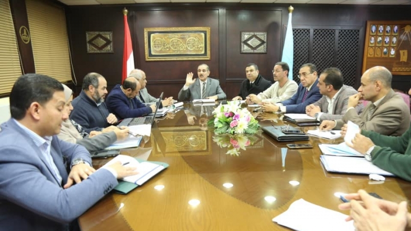 اجتماع محافظ كفر الشيخ مع مسئولين