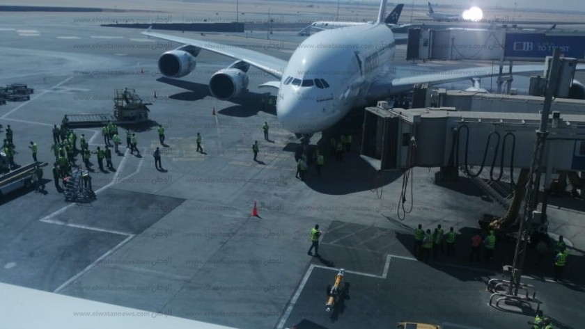 مطار القاهرة الدولي يستقبل أكبر طائرة ركاب في العالم برشاشات المياه