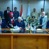 محافظ مطروح خلال توقيعه بروتوكول مع قائد المنطقة الغربية العسكرية