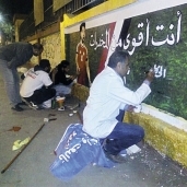 متطوعون يرسمون جرافيتى «صلاح»