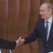 أول مصافحة بين بوتين وترامب