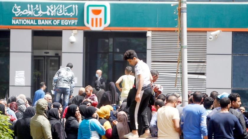 مواطنون تزاحموا أمام فروع أحد البنوك بعد شائعة صرف الـ500 جنيه