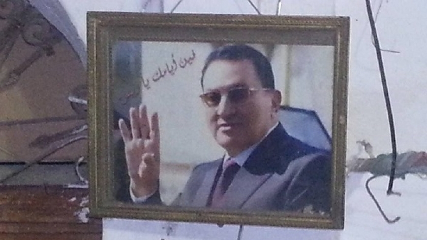 صورة الرئيس السابق محمد حسني مبارك على حائط منزل شميس