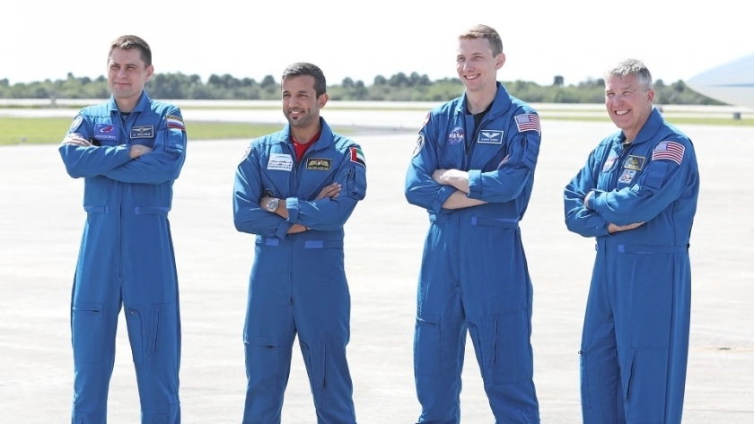 رائد الفضاء الإماراتي سلطان النيادي يتوسط طاقم «كرو 6»