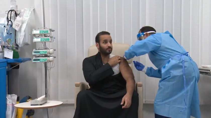 ولي عهد السعودي يتلقى التطعيم