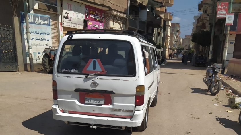 سيارات الأجرة تهرب في شوارع " الدلجمون" بالغربية من أكمنة الشرطة على الطريق الزراعي