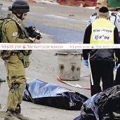 جنود الاحتلال يحيطون بجثمان الشهيد الفلسطينى