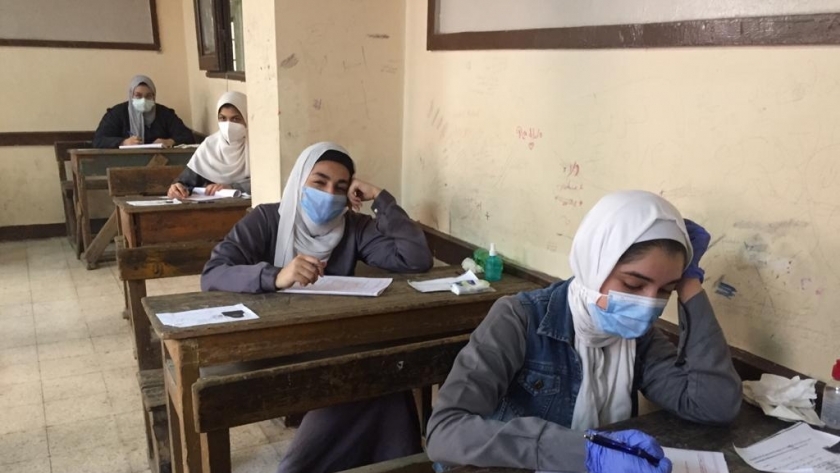 طالبات القسم الأدبي بالأزهر أثناء أداء امتحان الفقه