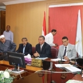 محافظ كفر الشيخ خلال جلسة التنفيذى