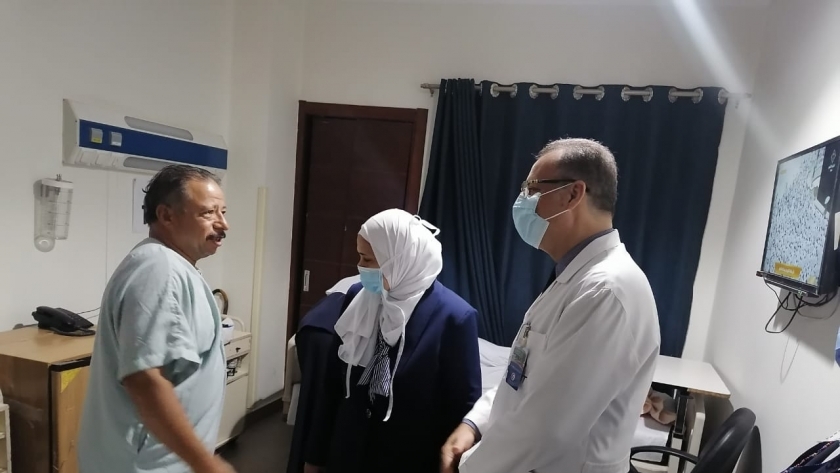 الدكتور خالد حسن خلال متابعة المرضى