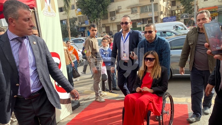مشرف «القومي لذوي الإعاقة» تدلي بصوتها في الانتخابات الرئاسية