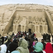 مئات السياح حضروا أمام معبد أبو سمبل ليشاهدوا تعامد الشمس على وجه رمسيس