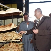 محافظ أسوان يتفقد المخبز البلدي بأبو سمبل