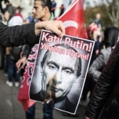 بالصور| مظاهرات في تركيا ترفع لافتات "بوتين القاتل.. اخرج من سوريا"