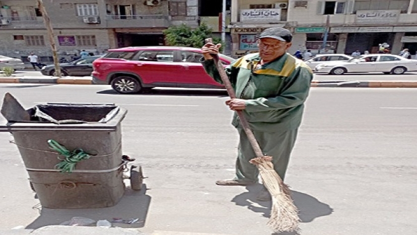 «محمد» عامل النظافة