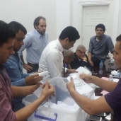جانب من عمليات فرز أصوات الناخبين في انتخابات سابقة لنقابة أطباء الأسنان