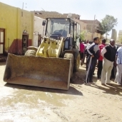 رجال الحماية المدنية أثناء إزالة آثار مياه الصرف بمنطقة «الكرور»