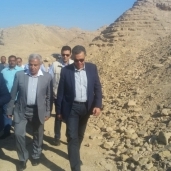 وزير النقل هشام عرفات في جولة بأسوان يرافقه فيها محافظ الإقليم
