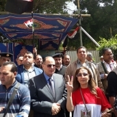 اللواء عصام سعد مساعد أول وزير الداخلية لأمن الجيزة بصحبة عدد من الناخبين